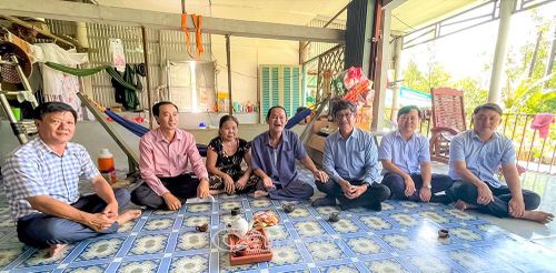 Đoàn đến thăm gia đình thương binh Nguyễn Hải Phong, ấp Tắc Biển.