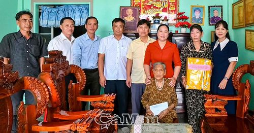 Các đồng chí lãnh đạo tỉnh, chính quyền địa phương trao tặng quà tri ân và chụp ảnh lưu niệm cùng Mẹ Việt Nam anh hùng Nguyễn Thị Chữ.