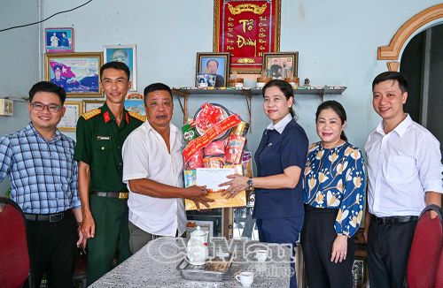 Thương binh Nguyễn Thanh Cảnh (Khóm 6) nhận quà tri ân nhân kỷ niệm 79 năm Ngày Thương binh - Liệt sĩ.