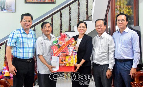 Đồng chí Lê Thị Nhung, Ủy viên Ban Thường vụ Tỉnh ủy, Phó Chủ tịch Thường trực HĐND tỉnh, tặng quà tri ân thương binh Trương Quốc Việt, khóm Hiệp Thành.