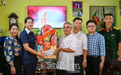 Đoàn thăm, tặng quà tri ân bệnh binh Hà Sơn Trị (Khóm 6)