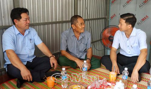 Lãnh đạo xã Khánh Lâm thăm, tặng quà ông Nguyễn Văn Ý, thương binh, Ấp 15.