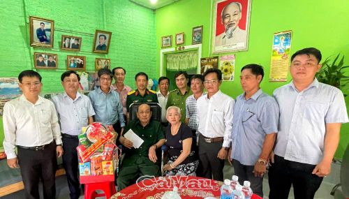 Đồng chí Nguyễn Huy Thái, Phó Trưởng ban Tuyên giáo và Dân vận Tỉnh ủy (thứ ba từ trái sang) cùng lãnh đạo Xã Phan Ngọc Hiển tặng quà thương binh Phan Quốc Gia, ấp Nhưng Miên.