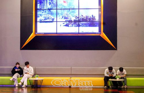 Trailer và thông tin các bộ phim lịch sử được trình chiếu trên màn hình tại rạp Galaxy Cà Mau, thu hút khán giả đến xem miễn phí.