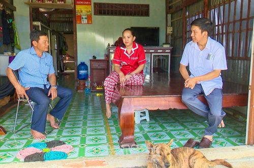 Cán bộ y tế xã Biển Bạch đến tuyên truyền về phòng, chống bệnh dại tại hộ gia đình nuôi chó, mèo.
