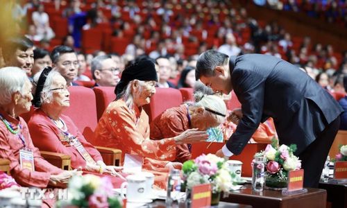 Thủ tướng Lê Minh Hưng tặng quà cho các Mẹ Việt Nam Anh hùng dự Hội nghị Tri ân người có công với cách mạng toàn quốc năm 2026 - Ảnh: Dương Giang/TTXVN