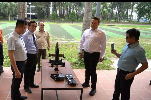 Đại diện lãnh đạo Viện Hàng không-Vũ trụ Việt Nam và Công ty CP Công nghệ VisakAI tại buổi diễn tập. (Ảnh: VASA)
