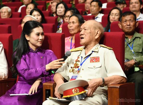 Đại tá Nguyễn Hữu Tài chia sẻ tại hội nghị. (Ảnh: VGP)