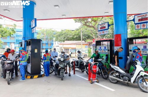TP.HCM là địa phương có sản lượng tiêu thụ xăng dầu lớn nhất cả nước, với khoảng 13.000 tấn xăng dầu được tiêu thụ mỗi ngày.