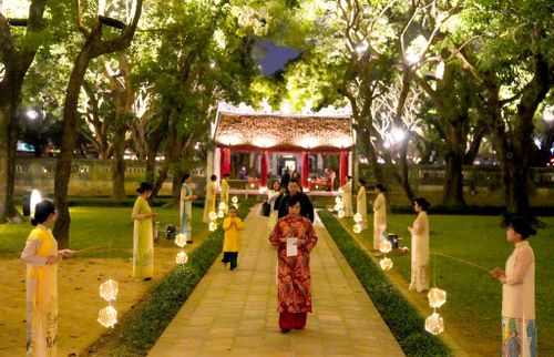 Du khách trải nghiệm tour đêm “Âm sắc Việt” tại Khu di tích Văn Miếu - Quốc Tử Giám. Ảnh Khánh Huy