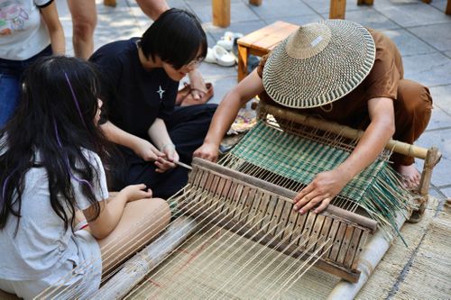 Hoạt động trải nghiệm thú vị tại Hồ Văn. Ảnh: Hồ Văn- Di tích Văn Miếu- Quốc Tử Giám