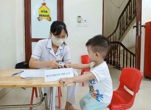 Các em được khám sức khỏe tổng thể nhằm phát hiện sớm những vấn đề sức khỏe (nếu có). Ảnh: Hoàng Quyết