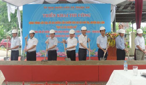 Các đại biểu thực hiện nghi thức khởi công dự án cải tạo, kè chống lấn chiếm các ao xã Phú Thị, huyện Gia Lâm (nay là xã Thuận An và xã Gia Lâm). Ảnh: VT