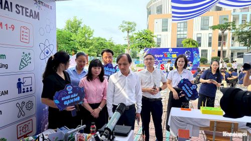 Lãnh đạo xã Vân Đình tham quan các không gian trưng bày. Ảnh: Lại Tấn