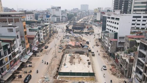 Nhà thầu đặt mục tiêu 31-12 sẽ hoàn thành tất cả các hạng mục trên tuyến đường. Ảnh: Phạm Công
