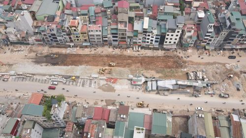 Hàng trăm máy móc cùng công nhân đang thi công 3 ca liên tục. Ảnh: Phạm Công