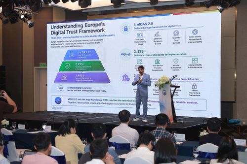 Ông Vikash Sharma giới thiệu về khung pháp lý và tiêu chuẩn châu Âu về dịch vụ tin cậy. Ảnh: Thảo Anh