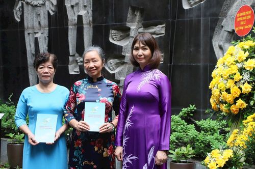 Phó Bí thư Thường trực Đảng ủy phường Hoàn Kiếm, Chủ tịch HĐND phường Trương Thị Thanh Nhàn tặng quà 2 cán bộ Hội là gia đình chính sách trên địa bàn. Ảnh: PV