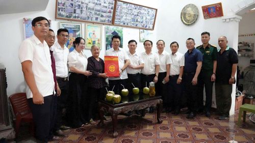Đồng chí Nguyễn Nguyên Quân ân cần thăm hỏi sức khỏe, động viên gia đình người có công với cách mạng trên địa bàn phường Yên Nghĩa. Ảnh: VT