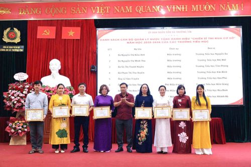 Nhiều giáo viên của xã Thường Tín được khen thưởng vì đạt thành tích trong năm học 2025-2026. Ảnh: PV