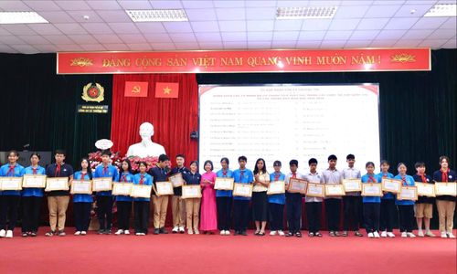 Các em học sinh xã Thường Tín vinh dự được nhận phần thưởng. Ảnh: PV