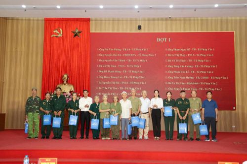 Lãnh đạo phường đã trao 136 suất quà với tổng trị giá gần 100 triệu đồng tới các thương binh, bệnh binh, gia đình chính sách. Ảnh: Thái Phương