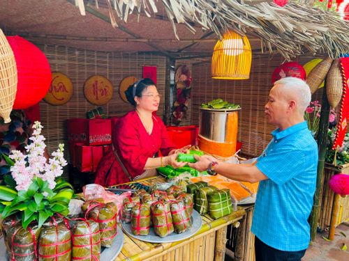 Tái hiện không gian chợ quê truyền thống với các sản phẩm giò chả Ước Lễ (xã Dân Hòa). Ảnh: Ánh Ngọc
