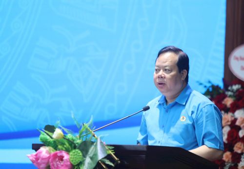 Phó Chủ tịch Liên đoàn Lao động thành phố Hà Nội Đỗ Trọng Nam phát biểu tại hôi nghị. Ảnh: Ngọc Tú