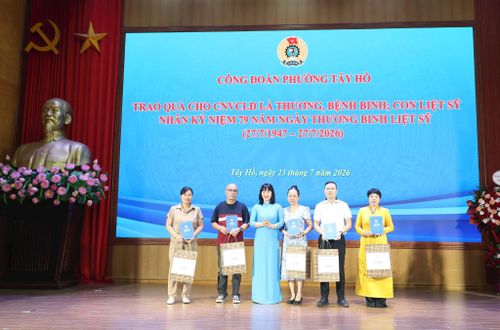 Tặng quà tới đoàn viên Công đoàn là con liệt sĩ. Ảnh: Ngọc Tú