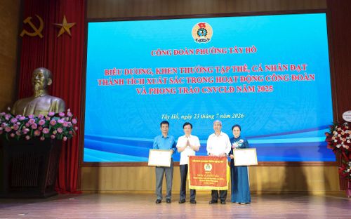 Trao Cờ thi đua và Bằng khen của Liên đoàn Lao động thành phố Hà Nội cho các tập thể. Ảnh: Ngọc Tú