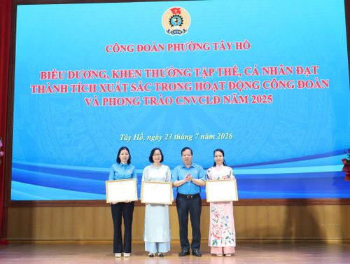 Trao Bằng khen của Tổng Liên đoàn Lao động Việt Nam. Ảnh: Ngọc Tú