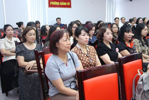 Đại diện Ban Giám hiệu nhà trường tham dự hội nghị. Ảnh: TT