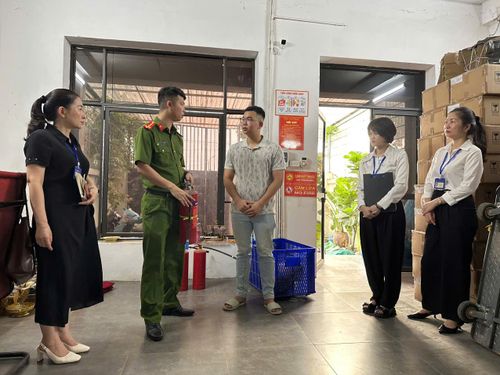 Tổ kiểm tra liên ngành hướng dẫn chủ cơ sở sử dụng các trang thiết bị PCCC. Ảnh: Thu Oanh
