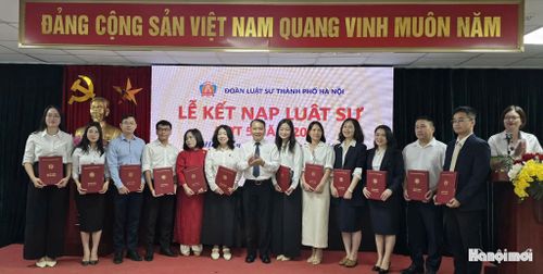 Luật sư Huỳnh Phương Nam, Chủ nhiệm Đoàn Luật sư thành phố Hà Nội trao Quyết định kết nạp và thẻ luật sư cho các tân luật sư. Ảnh: Thái An