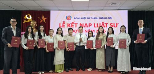 Luật sư Hoàng Minh Hiển, Phó Chủ nhiệm Đoàn Luật sư thành phố Hà Nội trao Quyết định kết nạp và thẻ luật sư cho các tân luật sư. Ảnh: Thái An