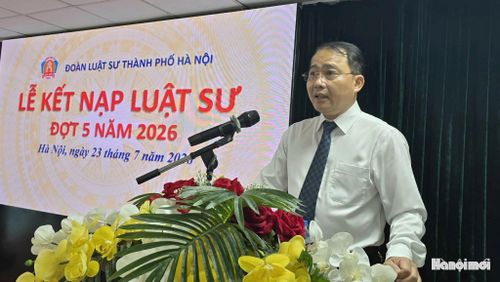 Luật sư Huỳnh Phương Nam, Chủ nhiệm Đoàn luật sư thành phố Hà Nội phát biểu tại buổi lễ. Ảnh: Thái An