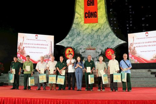 Những phần quà ý nghĩa được gửi trao đến những người có công với cách mạng.