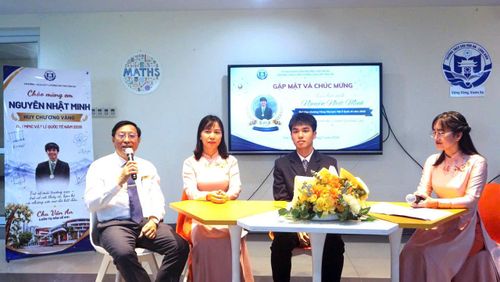 Nhà giáo Nguyễn Anh Tuấn, Hiệu trưởng Trường THCS chất lượng cao Chu Văn An chia sẻ với học trò. Ảnh: B.Duy