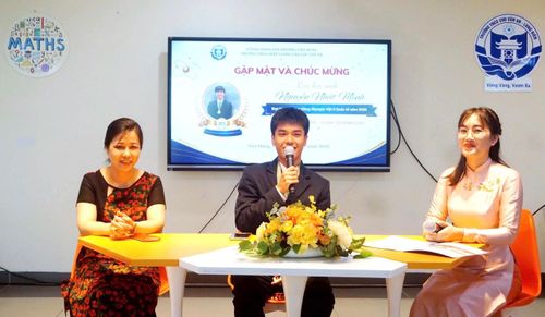 Nguyễn Nhật Minh chia sẻ và truyền cảm hứng tới học sinh Trường THCS chất lượng cao Chu Văn An. Ảnh: B.Duy