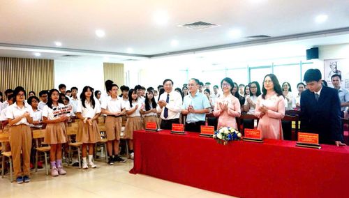 Thầy trò Trường THCS chất lượng cao Chu Văn An tự hào là nơi gieo những hạt giống đầu tiên cho niềm đam mê Vật lý của Nhật Minh. Ảnh: B.Duy