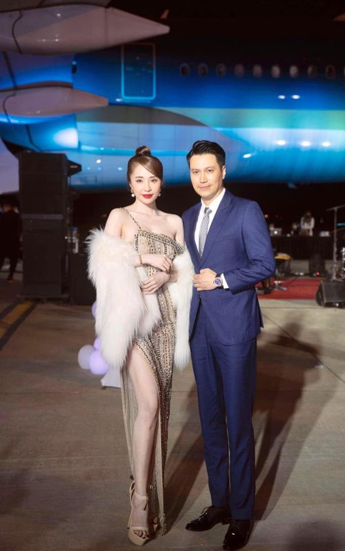NSƯT Việt Anh sinh năm 1981, được nhiều khán giả yêu mến từ vai diễn đầu tiên trong "Chạy án", "Người phán xử", "Sống chung với mẹ chồng", "Hướng dương ngược nắng"... Nam diễn viên từng trải qua hai cuộc hôn nhân. Quỳnh Nga sinh năm 1988, nổi tiếng sau khi tham gia phim "Lập trình cho trái tim" năm 2009. Cô từng trải qua đổ vỡ hôn nhân với người mẫu Doãn Tuấn và tuyên bố độc thân từ 2019.