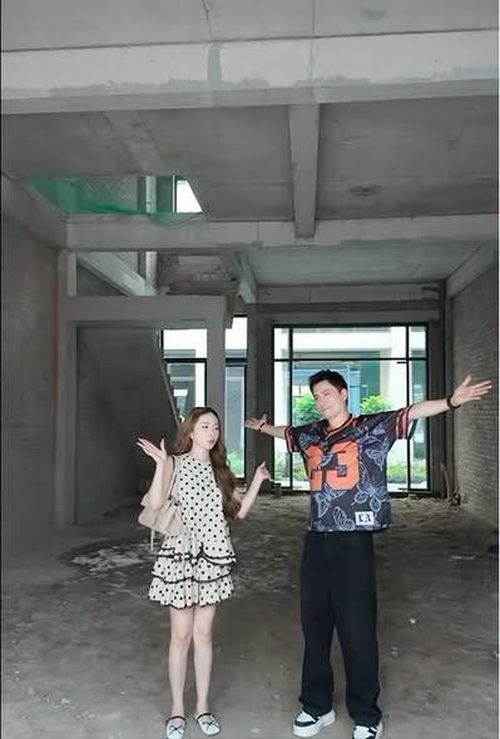 Hai diễn viên vừa hé lộ căn biệt thự liền kề thuộc một dự án ở ngoại thành, được cả hai góp tiền mua chung gần đây. Theo nữ diễn viên, căn nhà cao 4 tầng, có diện tích gần 100m2 mỗi mặt sàn. Nam diễn viên Việt Anh tiết lộ căn nhà dự kiến sẽ hoàn thiện trong khoảng sáu tháng tới.