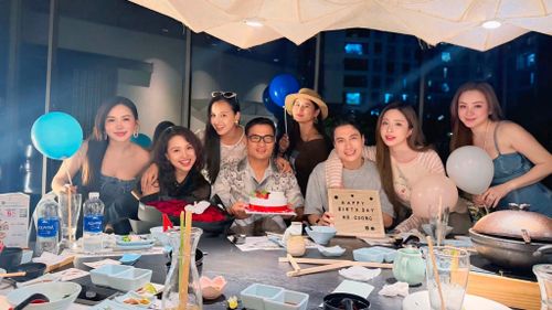 Không chỉ công khai chuyện tình cảm và mua nhà chung, Quỳnh Nga và Việt Anh tiếp tục trở thành tâm điểm chú ý khi cùng xuất hiện tại tiệc sinh nhật ông xã MC Vân Hugo.