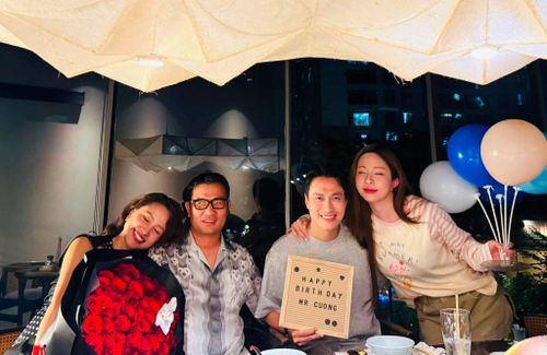 Trong loạt hình được bạn bè chia sẻ, Quỳnh Nga và Việt Anh không còn giữ khoảng cách như trước mà thoải mái ngồi cạnh nhau. Cả hai dành cho đối phương nhiều cử chỉ thân mật, khiến không khí buổi gặp mặt thêm phần ấm cúng.