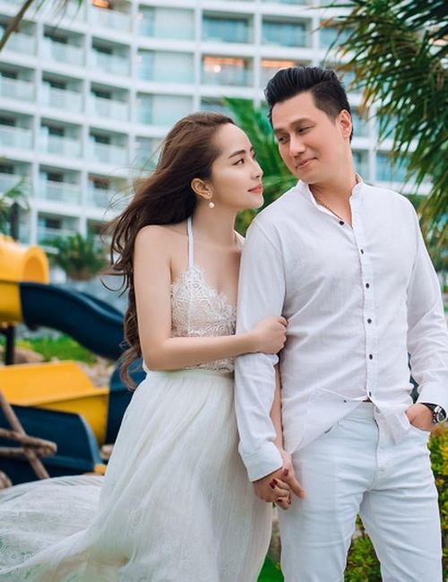 Những năm gần đây, thông tin NSƯT Việt Anh và diễn viên Quỳnh Nga hẹn hò nhận được sự quan tâm lớn từ khán giả. Lần đầu tiên Việt Anh và Quỳnh Nga đóng cặp ăn ý là trong bộ phim "Sinh tử". Cũng chính từ đây tin đồn "phim giả tình thật" giữa Việt Anh và Quỳnh Nga bắt đầu xuất hiện.