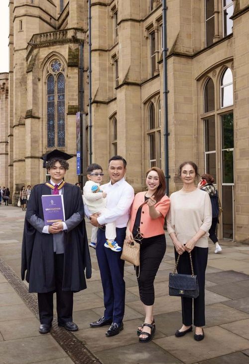 Tháng 7/2024, Gia Cát tốt nghiệp The University of Manchester tọa lạc tại thành phố Manchester (Anh). Trường thuộc nhóm đại học hàng đầu thế giới, xếp hạng 35 QS World University Rankings 2026, đồng thời là nơi 25 chủ nhân giải Nobel từng học tập hoặc làm việc, theo Top Universities. Hai năm qua, cậu tiếp tục theo học bậc thạc sĩ, hiện đã lấy bằng. Gia đình cho biết Gia Cát đang làm việc cho một công ty luật ở London.