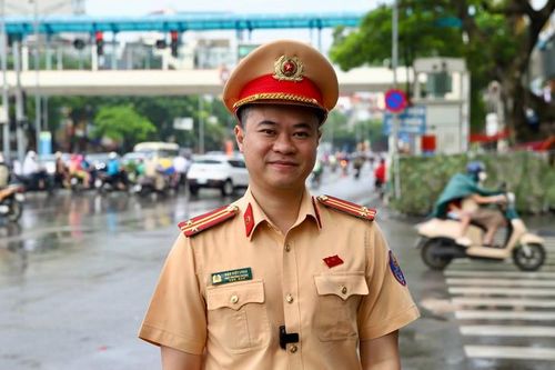 Theo Trung tá Đào Việt Long, hệ thống hiển thị tình trạng giao thông theo các màu xanh, vàng, đỏ, tương ứng với mức độ lưu thông từ thông thoáng đến ùn tắc, giúp người tham gia giao thông dễ quan sát và chủ động chuyển hướng khi cần thiết. (Ảnh Thành Long).