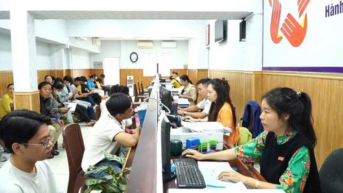 Công chức Trung tâm phục vụ hành chính phường Tân Thới Hiệp thực hiện thủ tục hành chính cho công dân. Ảnh: TTHC Tân Thới Hiệp.