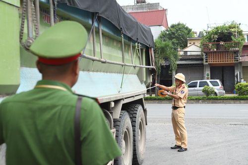 Xe chở quá tải làm tăng nguy cơ tai nạn giao thông, giảm khả năng kiểm soát phương tiện, đồng thời gây hư hỏng kết cấu hạ tầng giao thông và ảnh hưởng đến tuổi thọ mặt đường, cầu cống. (Ảnh Thành Long)