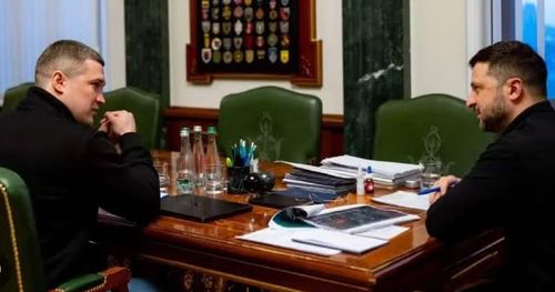 Sau đó, ngày 21/7, ông Zelensky cách chức Tổng tư lệnh quân đội Oleksandr Syrsky và bổ nhiệm tướng Mykhailo Drapaty thay thế. Tướng Yevhen Khmara, lãnh đạo Cơ quan An ninh Ukraine (SBU), được giao giữ chức quyền Bộ trưởng Quốc phòng.
